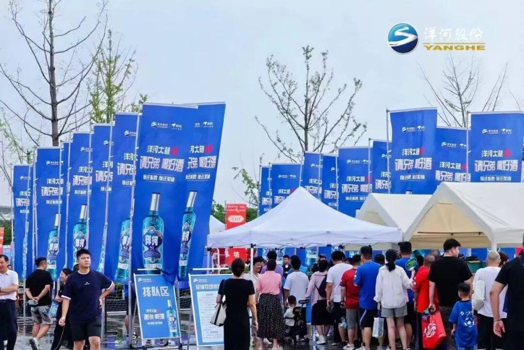 宿迁赢“苏超”关键之战，刘强东拿出这瓶好酒与兄弟庆祝……